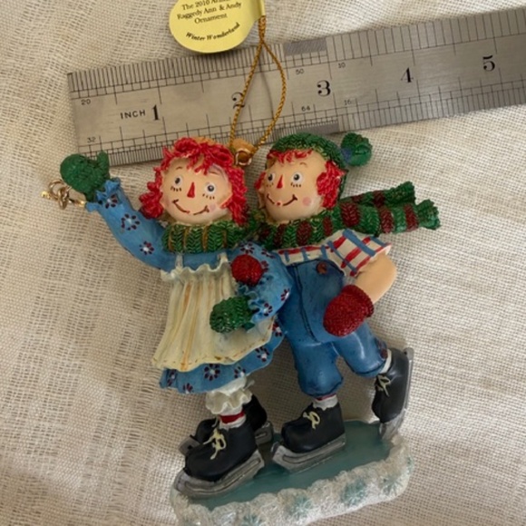 2010 Annual Raggedy Ann & Andy Ornament Winter Wonderland Skating - Picture 9 of 10